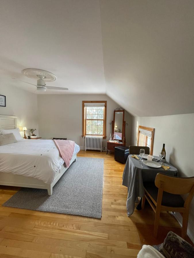 Manoir Alegria Bed & Breakfast Cowansville ภายนอก รูปภาพ